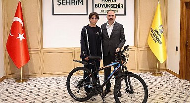 Başkan Altay örnek olan liseli gençle buluştu