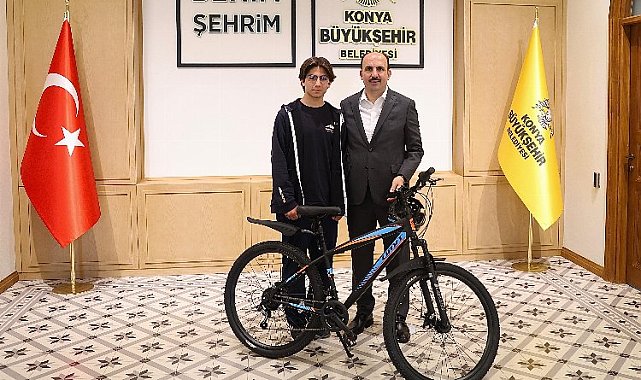 Başkan Altay örnek olan liseli gençle buluştu