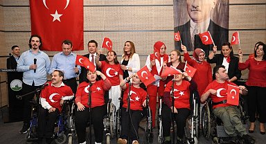 Başkan Aydın engelsiz koroya eşlik etti