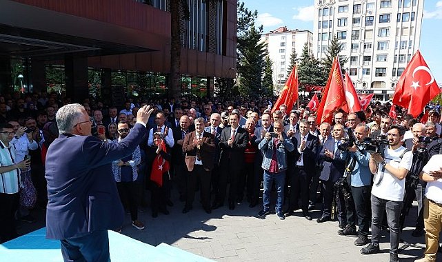 Başkan Büyükkılıç: "Kayserililerin hizmetkarı olmaya devam edeceğiz"