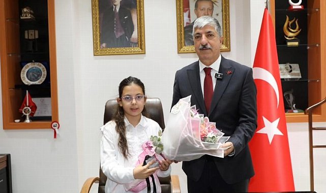 Başkan Ömeroğlu koltuğunu çocuklara devretti