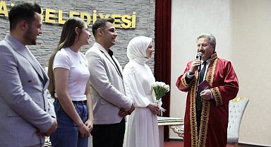 Başkan Palancıoğlu, genç çifte sürpriz yaparak nikahlarını kıydı