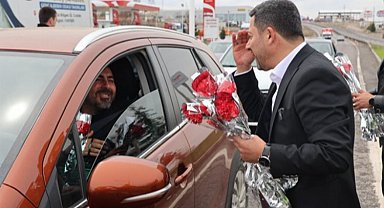 Başkan Rasim Arı'dan bayrama karanfilli karşılama