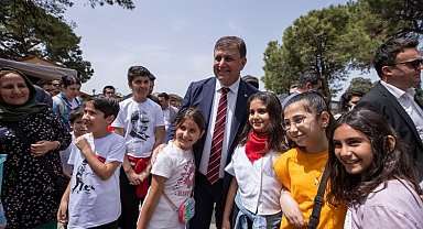 Başkan Tugay Kültürpark'ta çocuklarla bir araya geldi