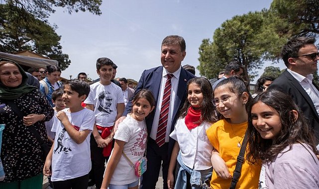 Başkan Tugay Kültürpark'ta çocuklarla bir araya geldi