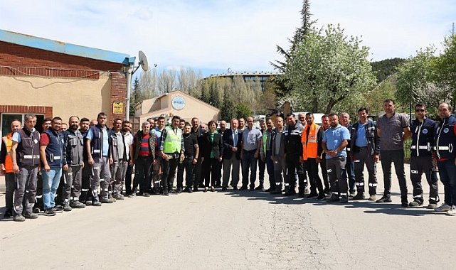 Başkan Ünlüce çalışanların bayramını kutladı