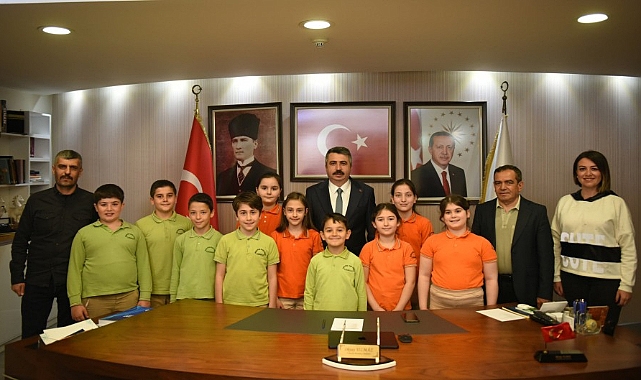 Başkan Yılmaz, koltuğu Yıldırımlı miniklere bıraktı