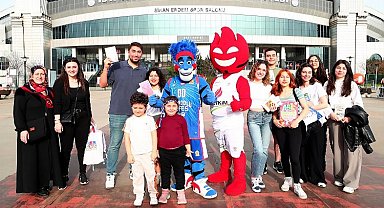 Basketbol maçına bilet yerine kitapla geldiler!