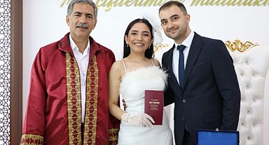 Bursa Gemlik'te Başkan Deviren ilk nikahını kıydı