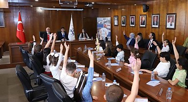 DEÜ 23 Nisan'da çocuklara emanet