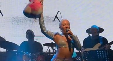 Ece Seçkin'den Balıkesir'de unutulmaz performans