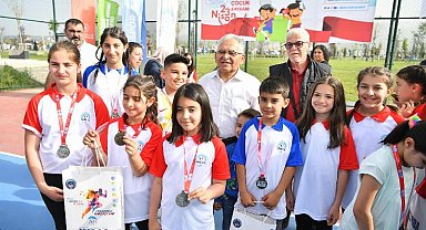 Geleceğin tenisçilerine madalyalarını Başkan Büyükkılıç verdi
