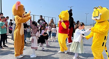 Gemlik'te çocuklar bayramı şeker tadında kutluyor