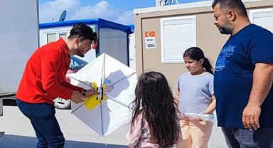 Hatay'da çocuklarla gökyüzünü renklendirdi