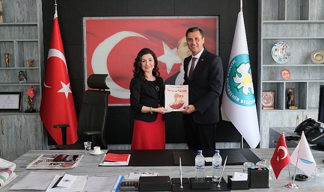 İlk kitabını Başkan Zeyrek'e hediye etti