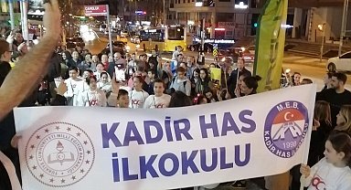 İstanbul'da öğrencilerden iftar sonrası renkli fener alayı