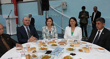 İzmir Foça'da Kaymakam Türköz'den iftar yemeği