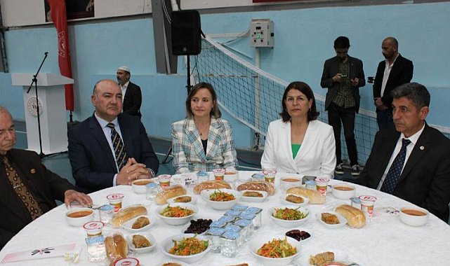 İzmir Foça'da Kaymakam Türköz'den iftar yemeği