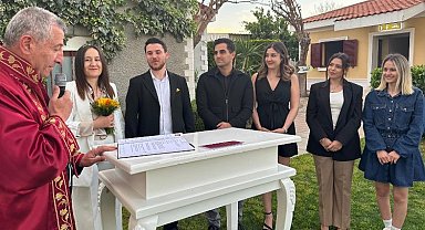 İzmir Güzelbahçe'de çiçeği burnunda Başkan'dan ilk nikah