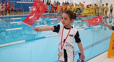 İzmitli minik yüzücüler 23 Nisan'a kulaç attı