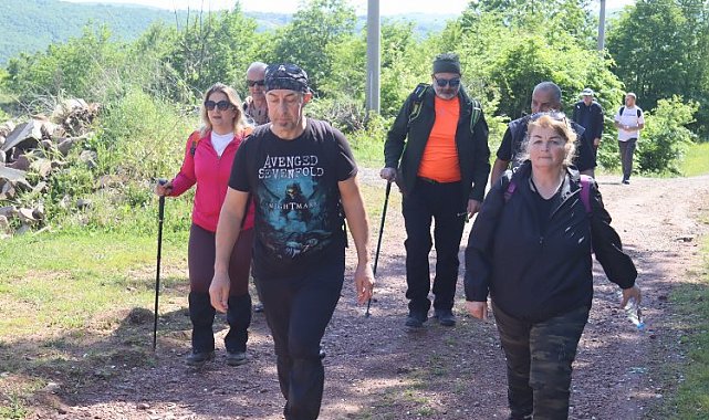 İzmit'te 23 Nisan etkinlikleri doğa yürüyüşü ile başladı