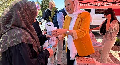 Kabristan ziyaretçilerine defne fidanı ve cüz