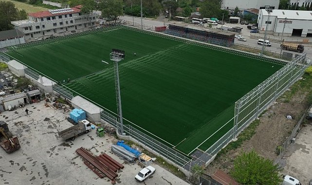 Kocaeli'de Yakup Altun Stadında sentetik çim serimi