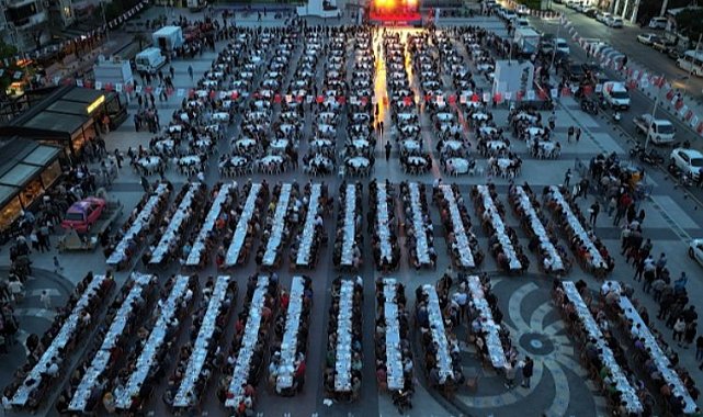 Manisalılar, Büyükşehir'in iftar sofrasında buluştu