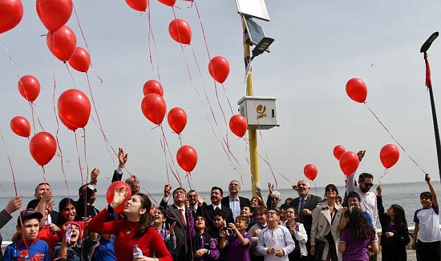 Mudanya'da otizm farkındalığı... Kırmızı balonlarla ışık yakıldı