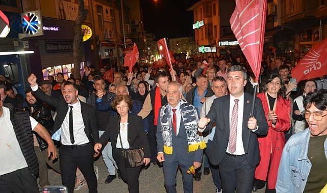Özcan 10 bin kişi ile seçim galibiyetini kutladı