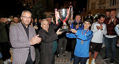 Şampiyon Talasgücü'ne çiçeklerle karşılama