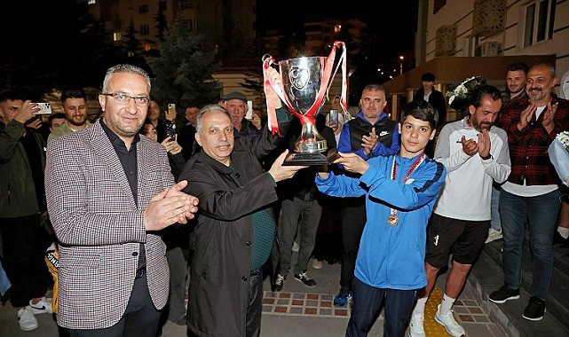 Şampiyon Talasgücü'ne çiçeklerle karşılama