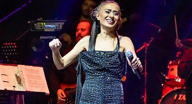 Yıldız Tilbe Türkiye'nin en eğlenceli kadın şarkıcısı