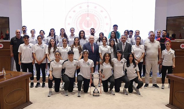 Bakan Güler Yüksekova Belediyespor sporcularıyla buluştu