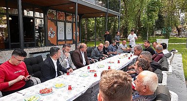 Başkan Arı İstiklal Caddesi'nde esnaflarla bir araya geldi