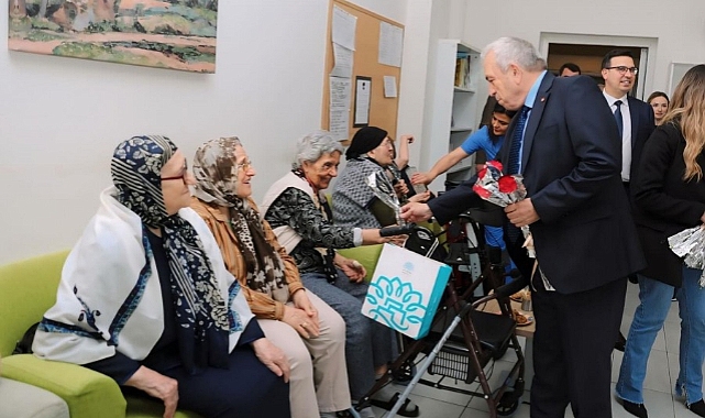 Başkan Özdemir'den huzurevindeki annelere sürpriz ziyaret