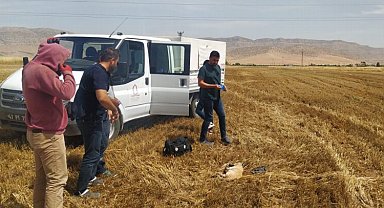 Biçerdöverin altında kalan köpek hayatını kaybetti