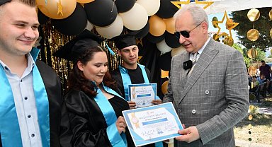 Bursa Mustafakemalpaşa'da gençlerin mezuniyet sevinci