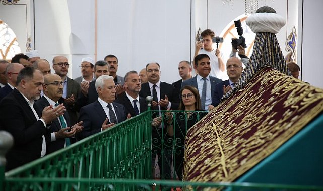 Bursa'da 6 asırlık türbenin 'puşide örtüsü' yenilendi