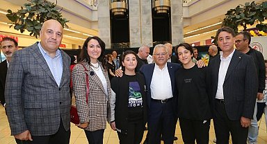 Büyükkılıç, 'Sağlık Hayattır, Sanat Hayattır Yağlı Boya Resim Sergisi'nin açılışına katıldı