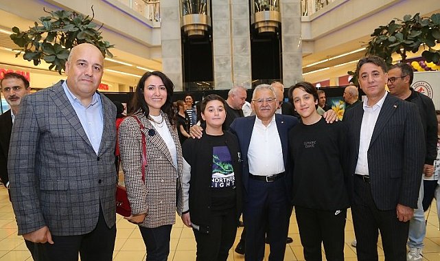 Büyükkılıç, 'Sağlık Hayattır, Sanat Hayattır Yağlı Boya Resim Sergisi'nin açılışına katıldı