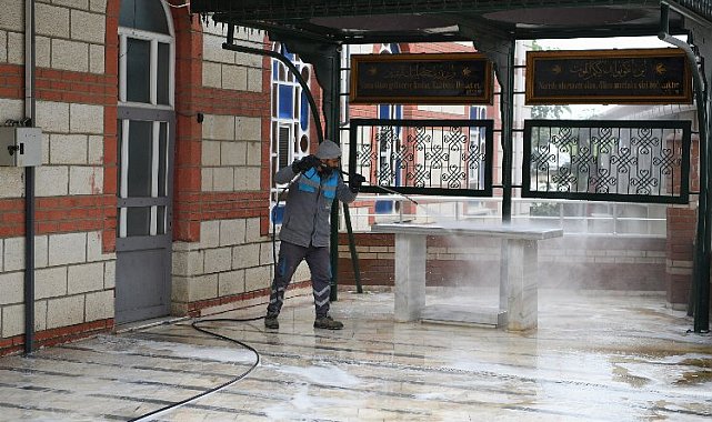 Çayırova'da ibadethane avlularında temizlik çalışması
