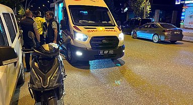 Direksiyon hakimiyetini kaybeden motosiklet sürücüsü yaralandı