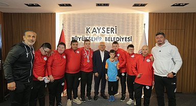 Down Futsal Takımı sporcularından Başkan Büyükkılıç'a sevgi gösterisi