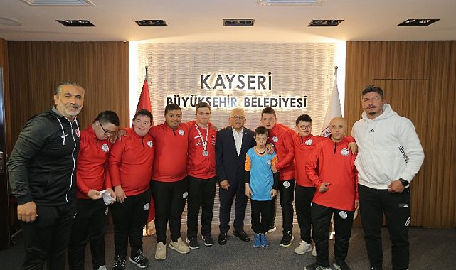 Down Futsal Takımı sporcularından Başkan Büyükkılıç'a sevgi gösterisi