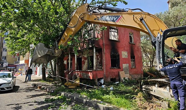 Gölcük'teki yangında hasar gören bina yıkıldı