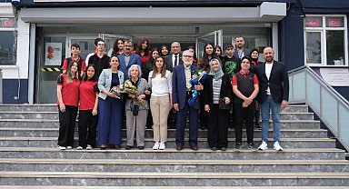 Huzurevindeki emekli öğretmenlerden anlamlı ziyaret