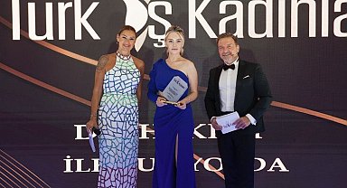 İlknur Yolda plaketini gecenin sunucularının elinden aldı