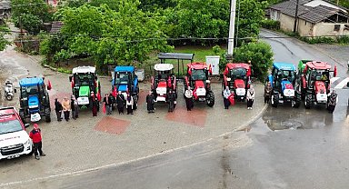 Kadın çiftçiler traktörleriyle tarımda biz de varız dedi