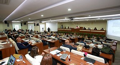 Karabağlar Belediye Meclisi oturumunu SMA hastası Gülsima'ya bağışladı